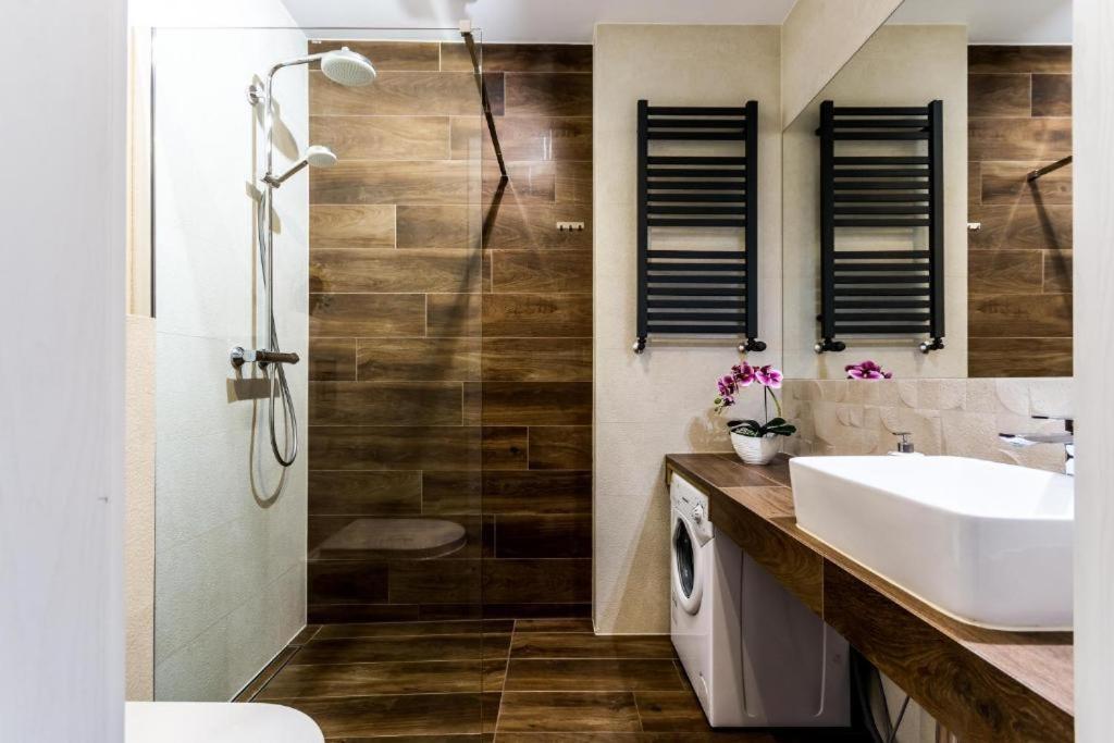 Relax Jacuzzi Apartment Krasków Εξωτερικό φωτογραφία